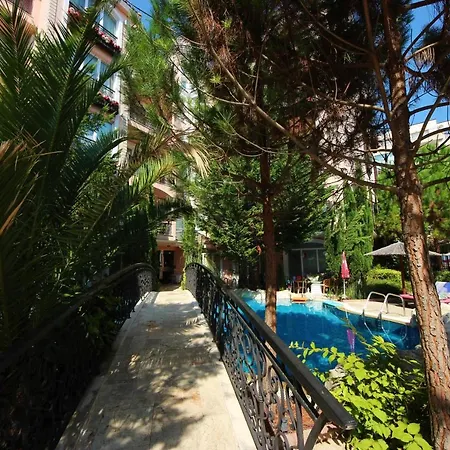 Menada Romance Marine Apartment *